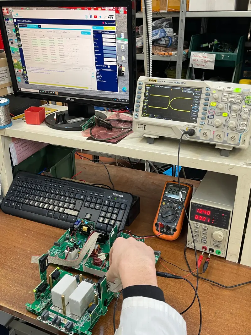STM32 hardware and firmware testing with oscilloscope by ARC srl Italy.